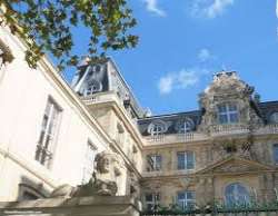 The district has many 17th-century private mansions and outstanding buildings of historic and architectural importance. Le Marais translates to 